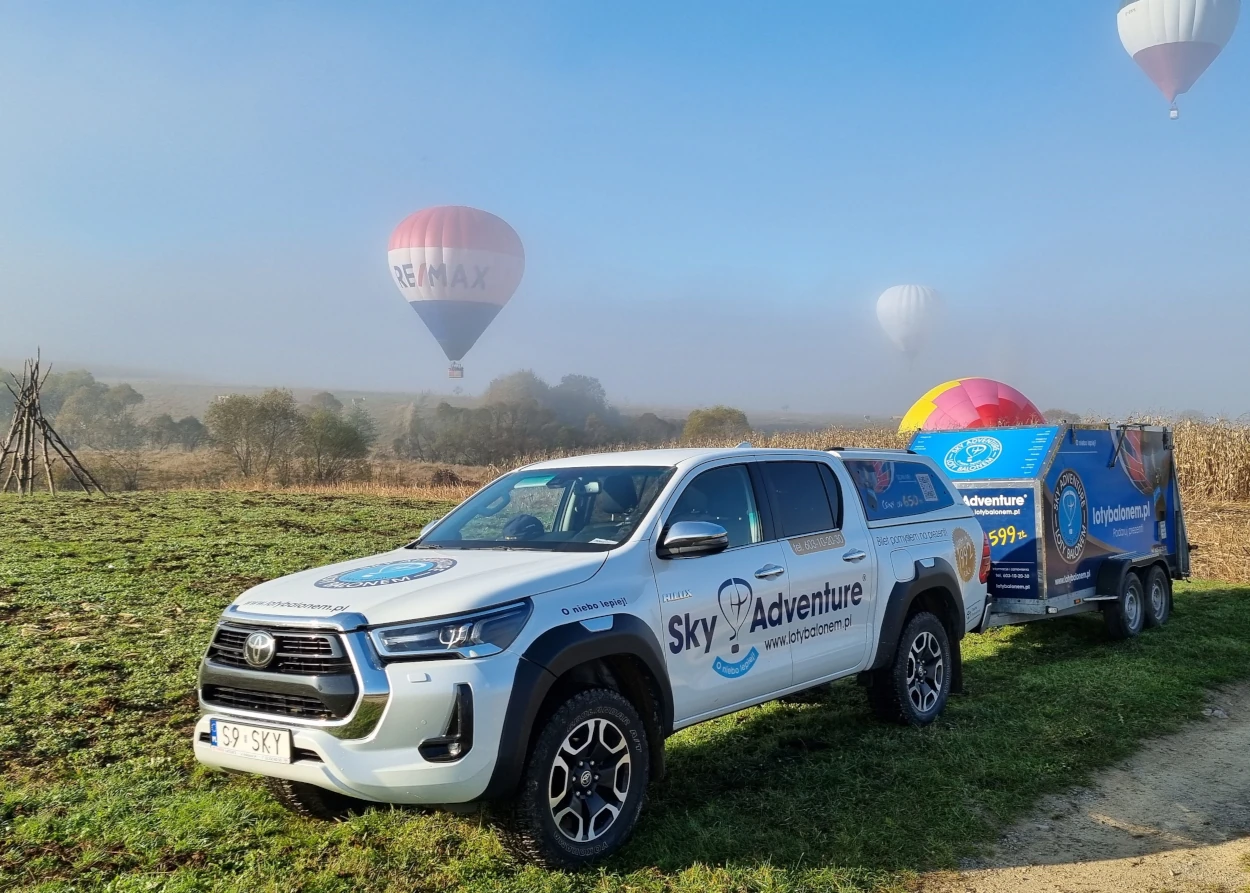 toyota-hilux-w-terenie